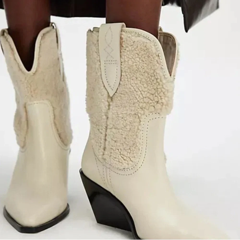 Women's Natural Pitchfork Point
Leather & Shearling Boot
Free People
ARCTIC FOX - Picture 6 of 7